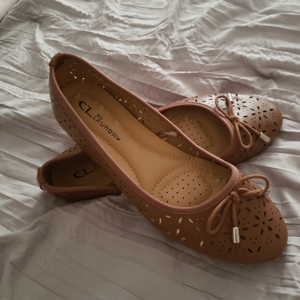 Chinese Laundry size 7 tan flats